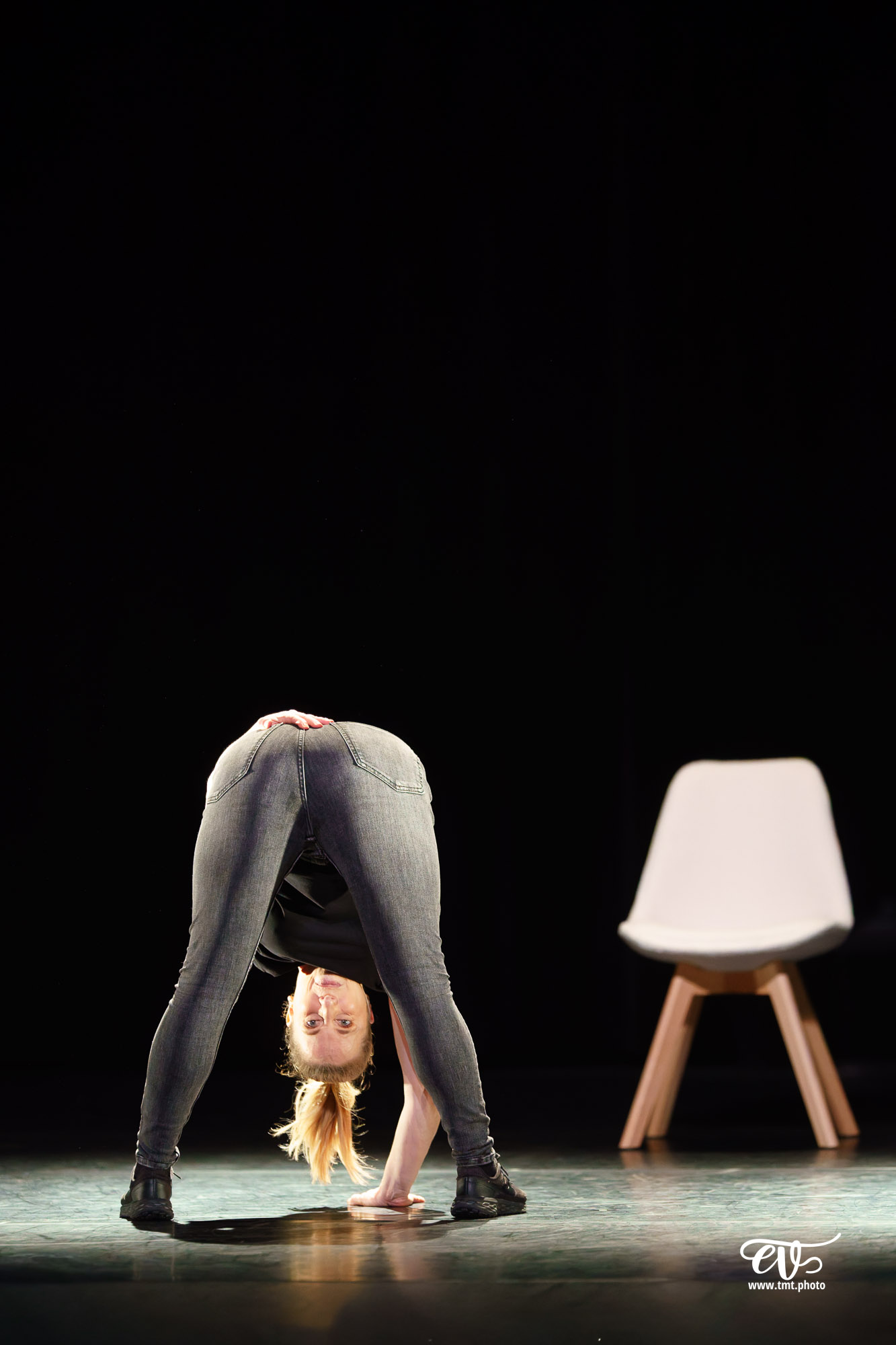 LES CHATOUILLES OU LA DANSE DE LA COLÈRE (ANDRÉA BESCOND)